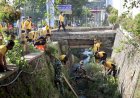 Sinergitas-Polres-Batu-dan-TNI-di-Hari-Bhayangkara-ke---79,-Peduli-Lingkungan-Bersihkan-Sungai