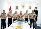 Lewat-Buku-Wakapolri-Titipkan-Pesan-Penting-Pemberantasan-TPPA–PPO-kepada-5-Calon-Atase-dan-Staf-Teknis-Polri