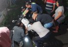 Respons-Cepat-Laporan-Masyarakat,-Polsek-Gedangan-Evakuasi-Motor-di-Parit-Desa-Tebel