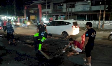 Peduli-Keselamatan-Pengendara,-Polsek-Krian-dan-Relawan-Bersatu-Tambal-Jalan-Rusak