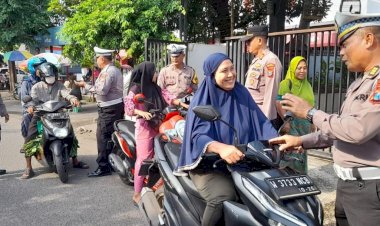 Unit-Lantas-Polsek-Taman-Himbau-Pengendara-Tertib-Lalin-dalam-Operasi-Keselamatan-Semeru-2025