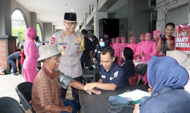 Polres-Trenggalek-Gelar-Pengobatan-Gratis-dan-Berbagi-Takjil-Sambil-Ngabuburit