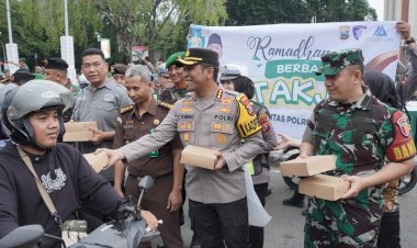 Solid-untuk-Masyarakat,-Forkopimda-Sidoarjo-Bagikan-Takjil-Bersama