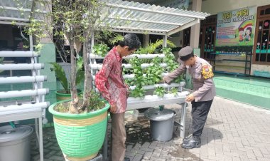 Bhabinkamtibmas-Desa-Tenggulunan-Berikan-Penyuluhan-Hidroponik-untuk-Dukung-Ketahanan-Pangan