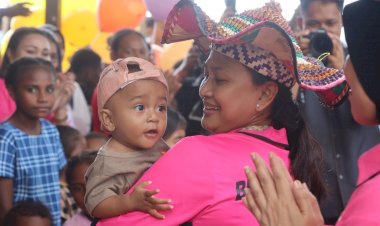 Kunjungi-Raja-Ampat,-Ketum-Bhayangkari-Ny.-Juliati-Sigit-Prabowo-Salurkan-Sembako-hingga-Gelar-Khitanan-Massal