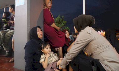 Beri-Trauma-Healing,-Polwan-Polresta-Banyuwangi-Dampingi-Korban-Selamat-KMP-Tunu-Pratama-Jaya