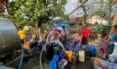 Polres-Probolinggo-dan-BPBD-Salurkan-Air-Bersih-untuk-Warga-Tegalsiwalan-Dampak-Kekeringan