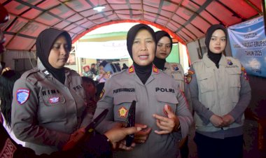 Polres-Lumajang-Dampingi-Anak-anak-Pengungsi-Semeru:-Beri-Hiburan-dan-Pulihkan-Trauma