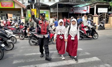 Peduli-Keselamatan-Pelajar,-Patroli-Polsek-Krian-Gatur-Lalin-dan-Bantu-Penyeberangan-Depan-Sekolah