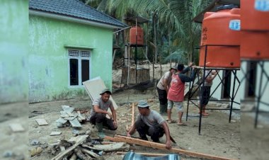 Brimob-Hadirkan-Sanitasi-Layak-bagi-Korban-Banjir-di-Desa-Tolang-Julu