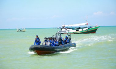 Ditpolairud-Polda-Jatim-Kerahkan-4-Kapal-Sisir-Perairan-Sumenep-dan-Masalembu-Cari-Korban-KM-Virgo-Transport-8