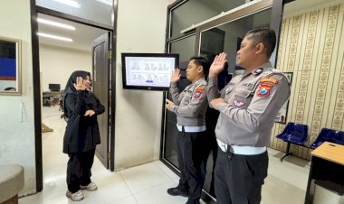 Polres-Probolinggo-Kota-Latih-Personel-Satpas-Bahasa-Isyarat,-Wujudkan-Pelayanan-Ramah-Disabilitas