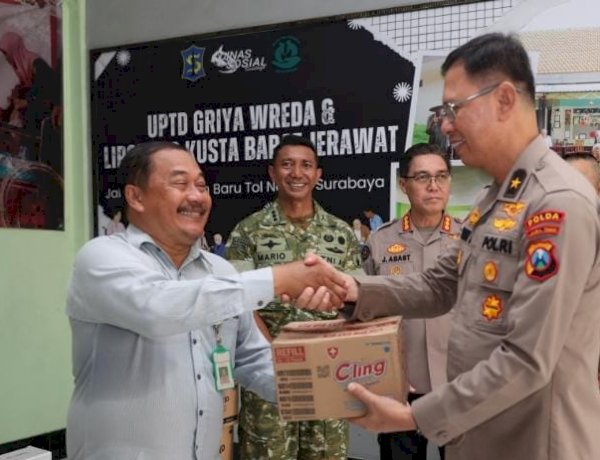 Polda Jatim Gelar Bakti Sosial Natal 2025 Salurkan Bantuan ke Masyarakat