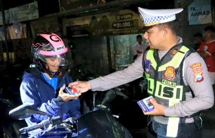 Tidak Hanya Razia, Polres Bangkalan Beri Hadiah Bagi Pengendara Motor Taat Berlalu Lintas