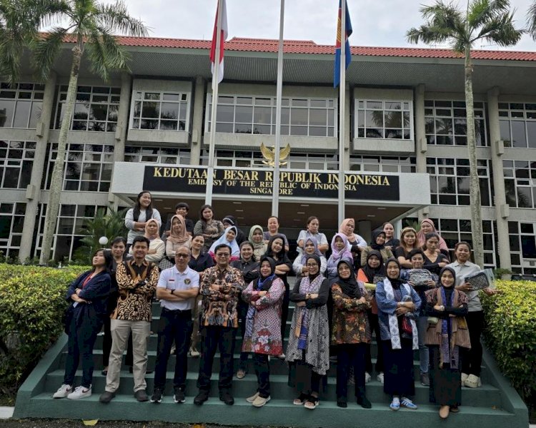 Prodi S2 Perekonomian Islam & Industri Halal FEB UNESA Bina PMI di Singapura: Sehat Jasmani, Percaya Diri, dan Melek Produk Halal