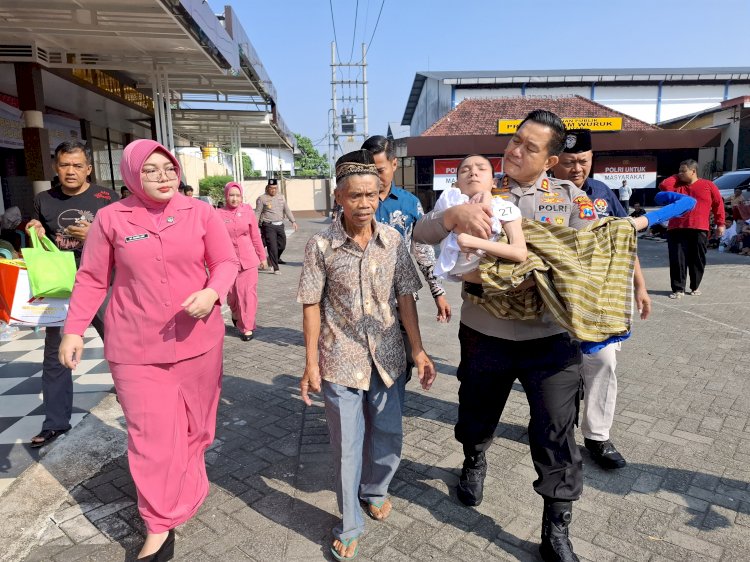 Polres Blitar Gelar Khitan Massal Salurkan Bansos untuk Anak Yatim Piatu dan Difabel di Hari Bhayangkara ke - 79