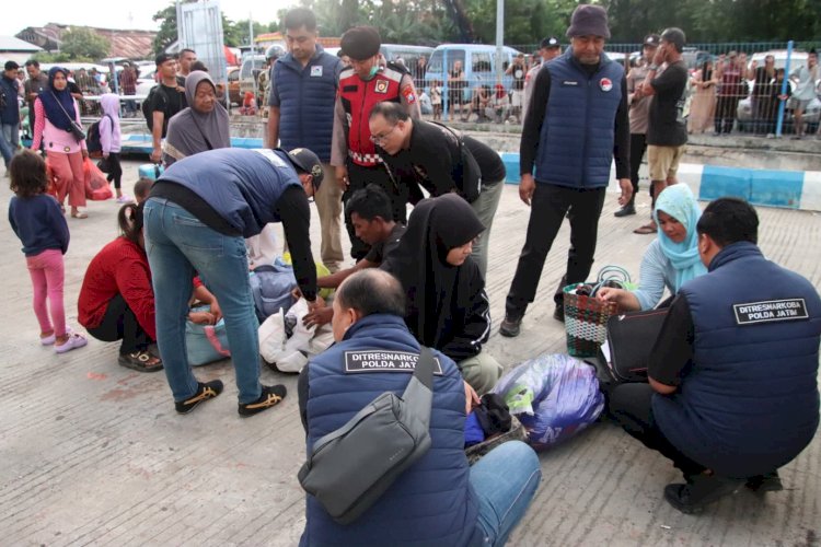 Polda Jatim Bersama Polres Sumenep Gelar Razia Gabungan di Pelabuhan Kalianget, Cegah Peredaran Narkoba Antar Pulau