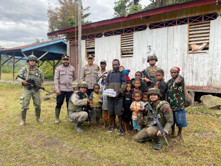 Satgas Ops Damai Cartenz Sambangi Kampung Apom Kiwirok, Salurkan Bantuan Bibit Tanaman dan Alat Tulis