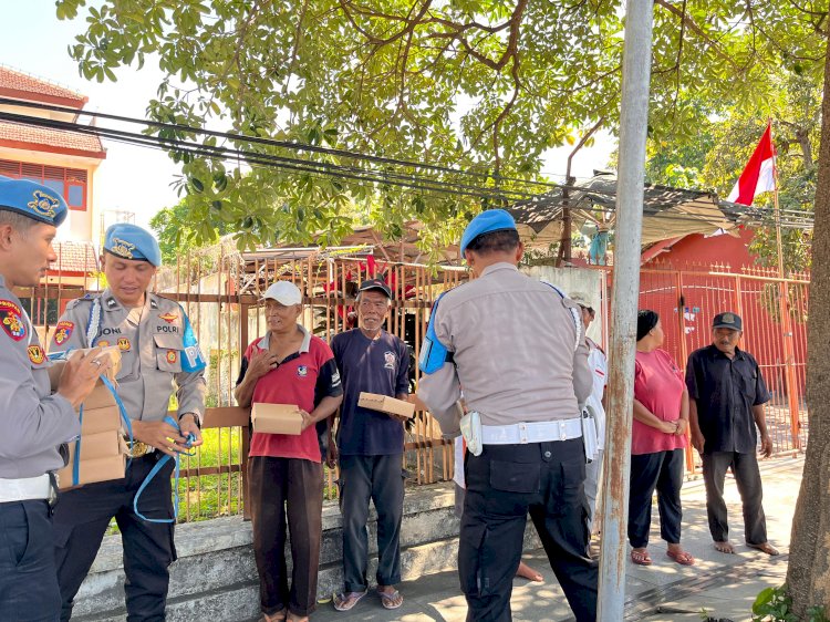 Polisi Peduli : Patroli Dialogis Polresta Banyuwangi Sambil Berbagi Nasi Untuk Abang Becak