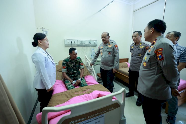 Kapolda Jatim Kunjungi Petugas yang Luka Saat Amankan Unjuk Rasa di Grahadi