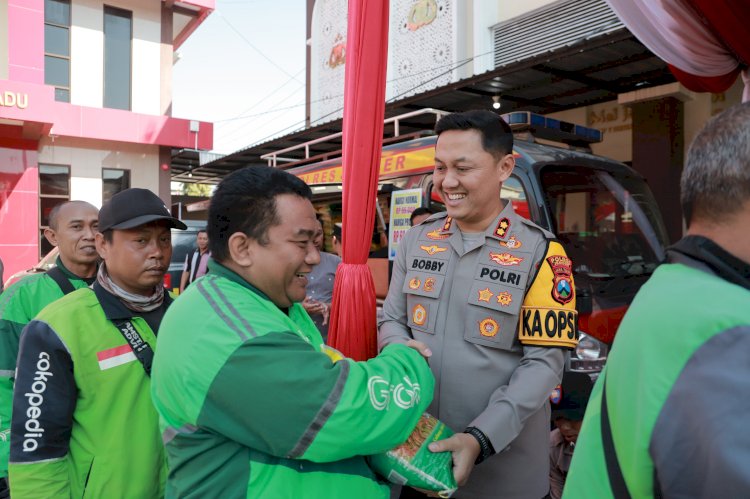 Polres Jember Hadirkan Pasar Murah, Pengemudi Ojol Bawa Pulang Sembako Dengan Senyum Sumringah