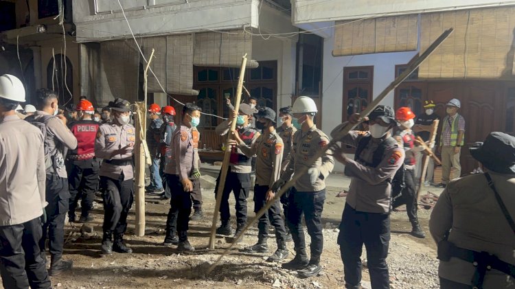 Personel TNI-Polri Berjibaku Bersihkan Puing Reruntuhan Bangunan Ponpes