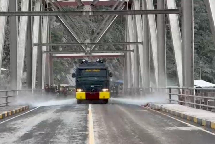 Polres Lumajang Kerahkan Mobil AWC, Bersihkan Sisa Lumpur APG Semeru di Jembatan Besuk Koboan