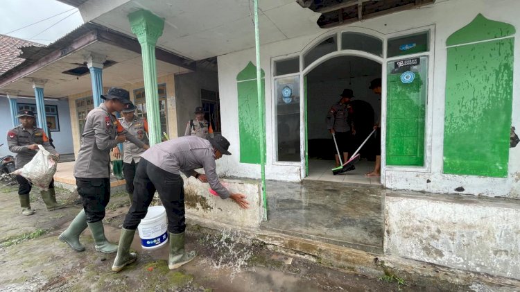 Polisi Bersihkan Tempat Ibadah dan Rumah Warga Terdampak Abu Vulkanik Semeru