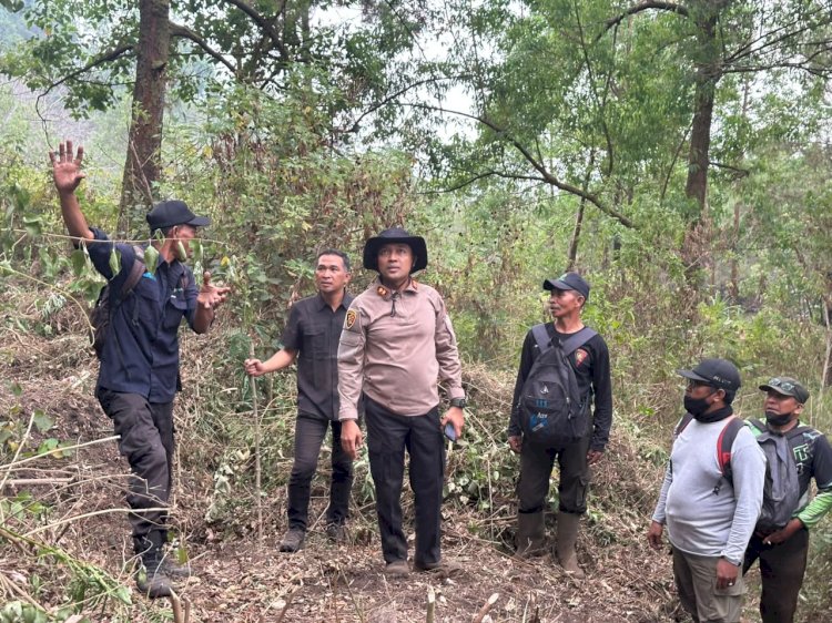 Polres Ngawi dan Tim Gabungan Buat Sekat Bakar dan Dirikan Posko Antisipasi Karhutla Lawu Utara Meluas