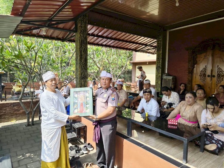 Sidoarjo Akrab Seiman  Umat Hindu Polresta Sidoarjo Gelar Persembahyangan Hari Suci Saraswati, Perkuat Kerukunan dan Kebersamaan