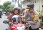 Operasi-Keselamatan-Semeru,-Polres-Trenggalek-Bagi-bagi-Helm-Gratis
