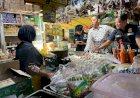 Polisi-Bersama-TPID-Kabupaten-Bojonegoro-Sidak-Pasar-Tradisoinal-Jelang-Ramadhan