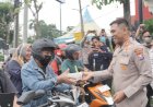 Peduli-Pengendara-di-Bulan-Ramadhan,-Polresta-Sidoarjo-Bagikan-Takjil