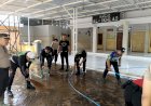Polres-Situbondo-Bersihkan-Fasum-Terdampak-Banjir-Bandang-di-Desa-Kalianget