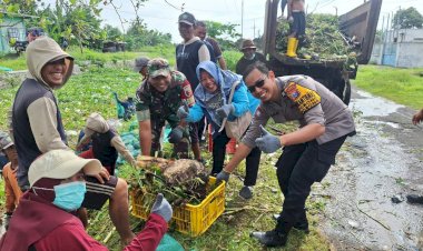 Peduli-Kebersihan-Lingkungan,-Polsek-Porong-Kerja-Bakti-Bersih-Sungai-Bersama-Warga