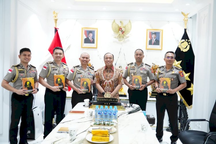 Lewat Buku Wakapolri Titipkan Pesan Penting Pemberantasan TPPA–PPO kepada 5 Calon Atase dan Staf Teknis Polri