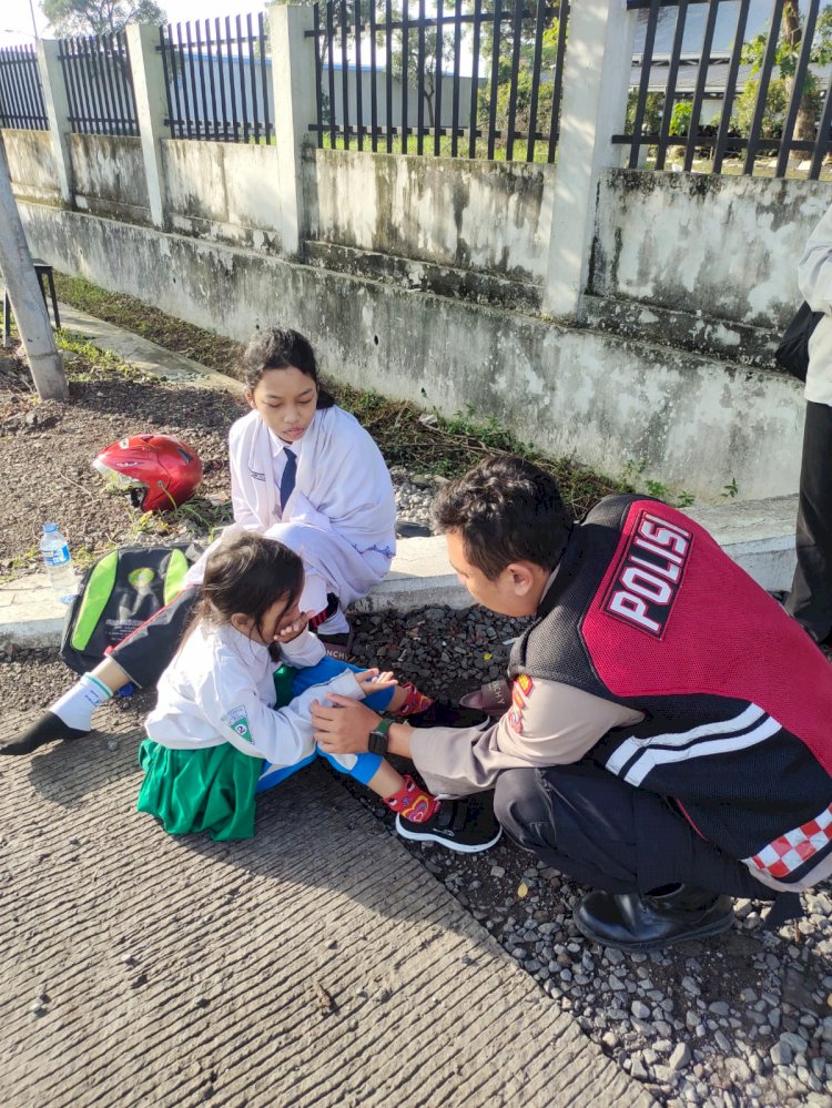 Sigap dan Humanis, Anggota Samapta Polsek Buduran Bantu Anak Sekolah Terjatuh di Jalan