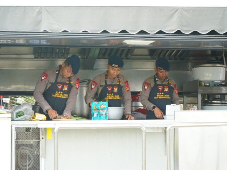 Brimob Metro Jaya Kerahkan 2 Unit Kendaraan Dapur Lapangan (Randurlap), Bagikan Bantuan Makanan untuk Korban Kebakaran Pasar Jiung