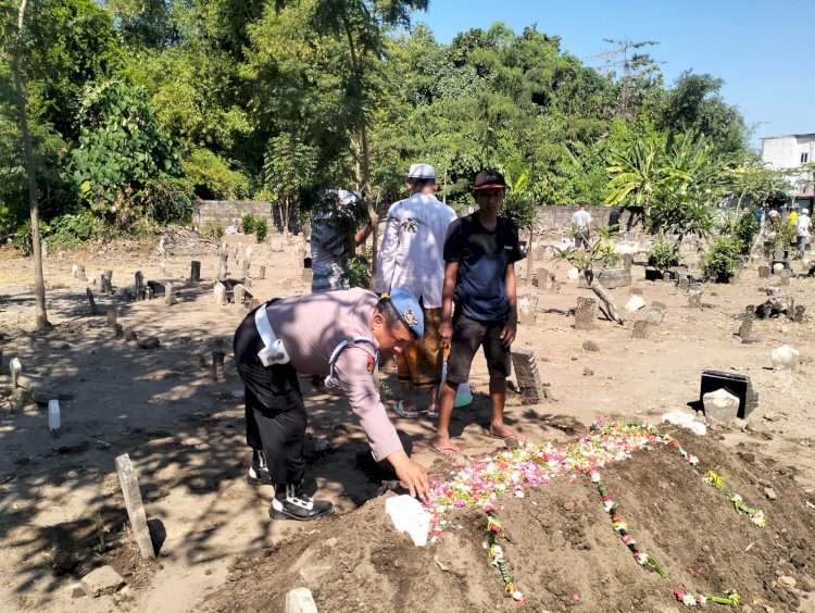 Peduli Warga Berduka, Anggota Polsek Krian Hadir Takziah